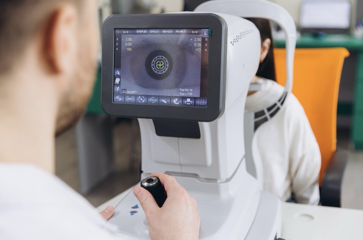 Autorefractor: Description and Uses – SafeFuture Foundation for the blind
